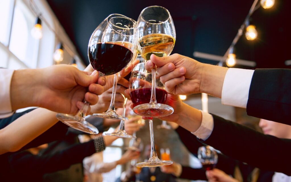 Comment personnaliser une bouteille de vin pour un départ à la retraite